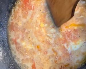 只需一步，不需要番茄酱也能做出浓郁汤汁的西红柿鸡蛋面的做法 步骤14