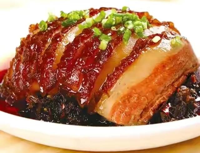 大厨教你做油而不腻入口即化咸甜适中的《梅菜扣肉》