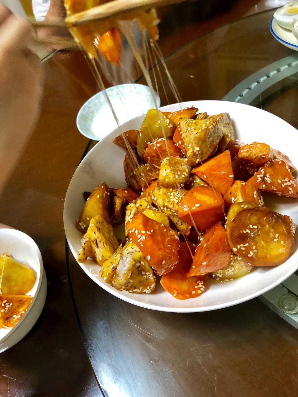 原来拔丝红薯做法这么简单，一个红薯，一把糖就够了，酥脆拉丝！