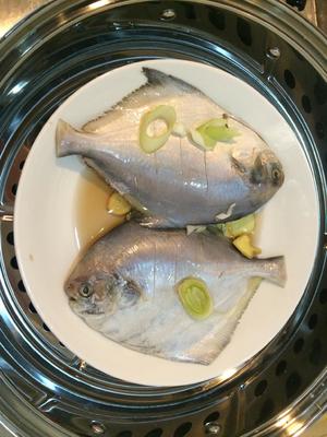 清蒸鲳鱼的做法 步骤3