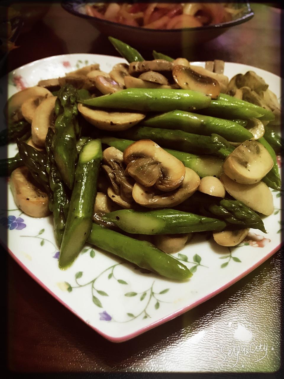 芦笋炒蘑菇