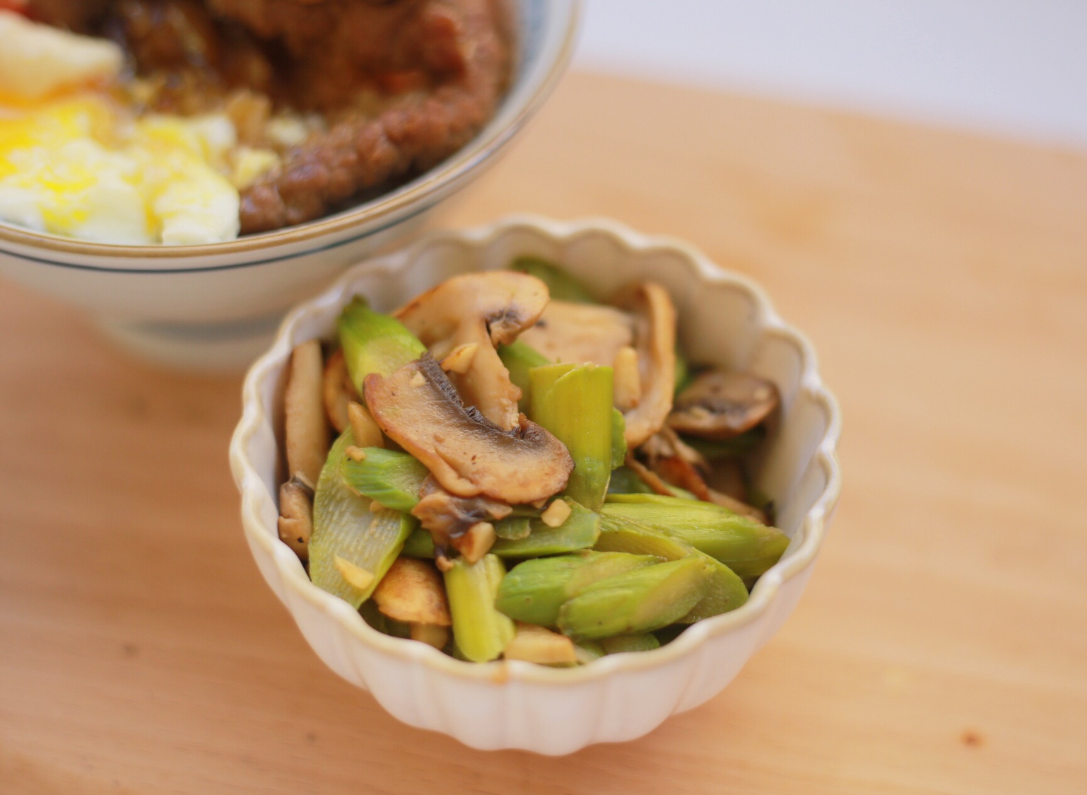 黄油蘑菇炒芦笋（做饭小白也能轻松搞定）的做法