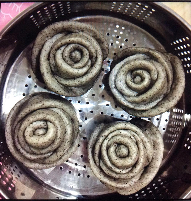 牛奶黑芝麻玫瑰馒头