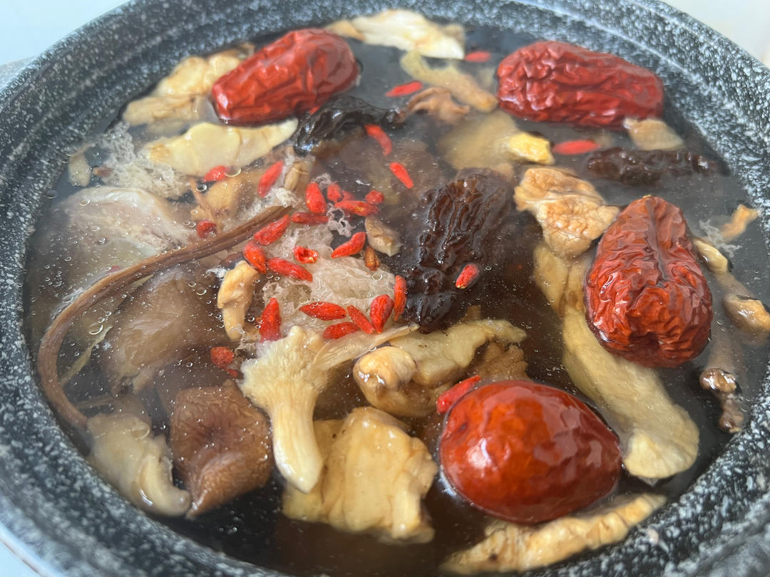 强身健体，提高免疫力
【姬松茸虫草花鸡汤】