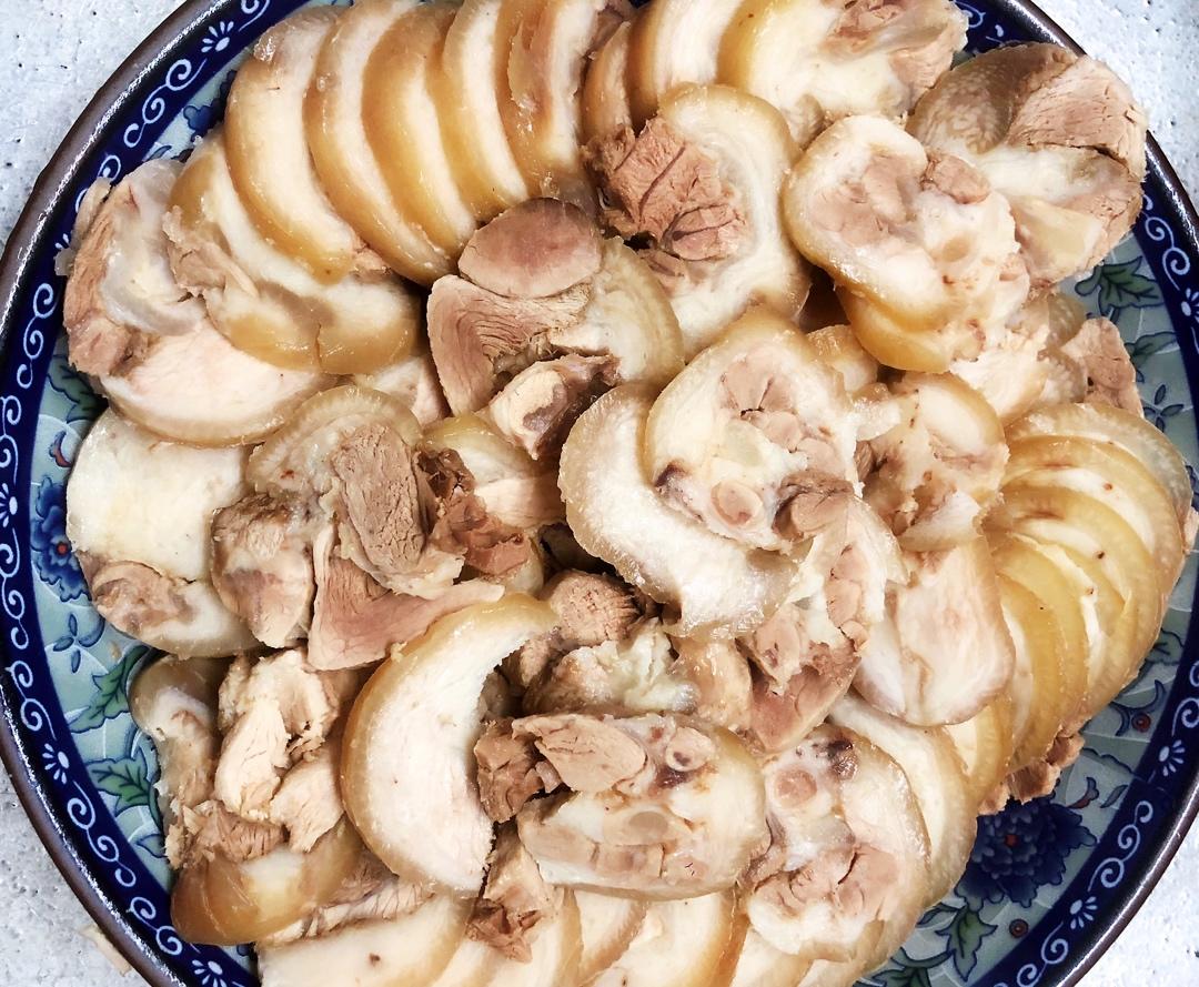 爱吃肉肉的强强做的白切猪蹄髈猪肘子