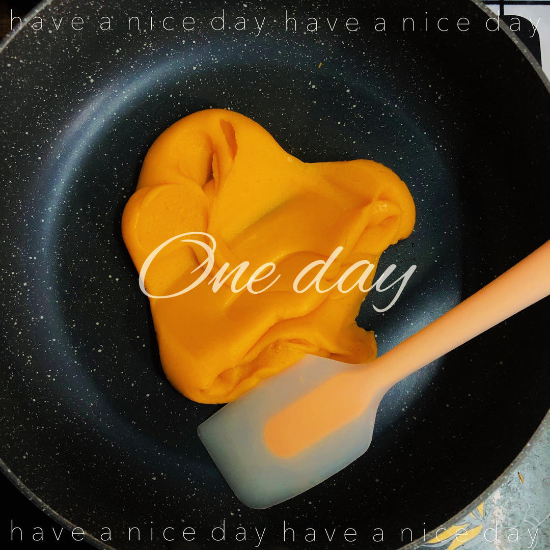 💃奶黄流心月饼——这是可以让你坐稳朋友圈厨霸位置的月饼🥮，没人点赞算我输👎