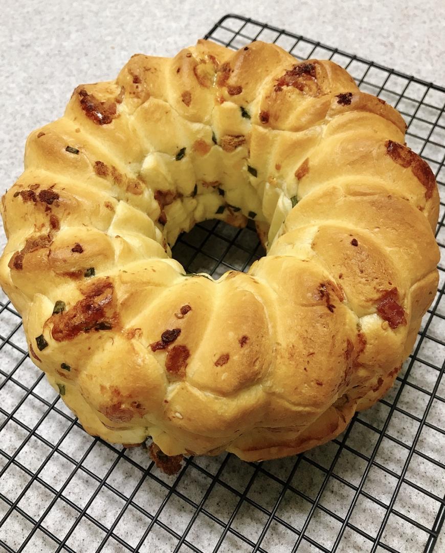 咸蛋黄培根葱香手撕包-香的没道理