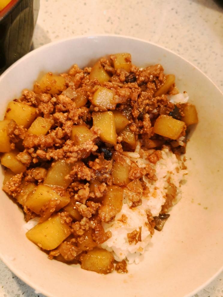 土豆蘑菇肉酱饭的做法