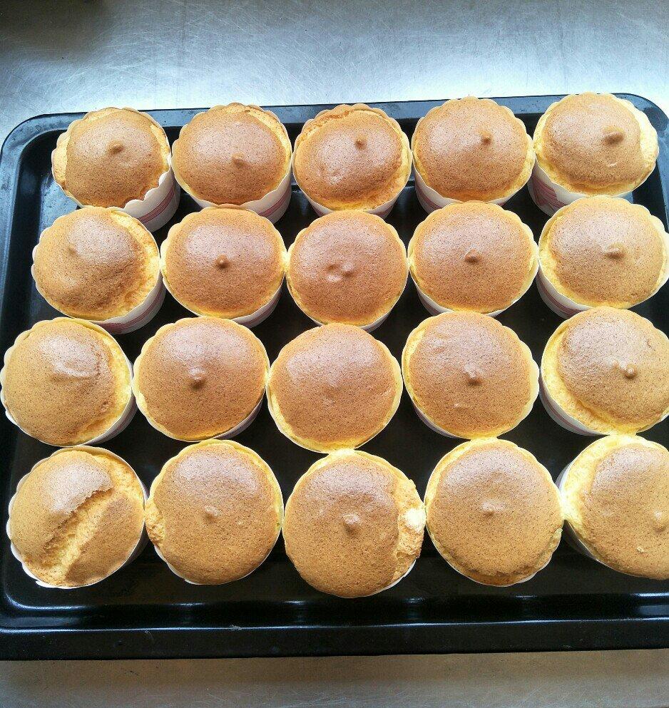 软绵绵戚风纸杯蛋糕