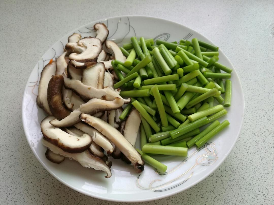 蒜苔香菇炒鸡肉丝的做法 步骤2