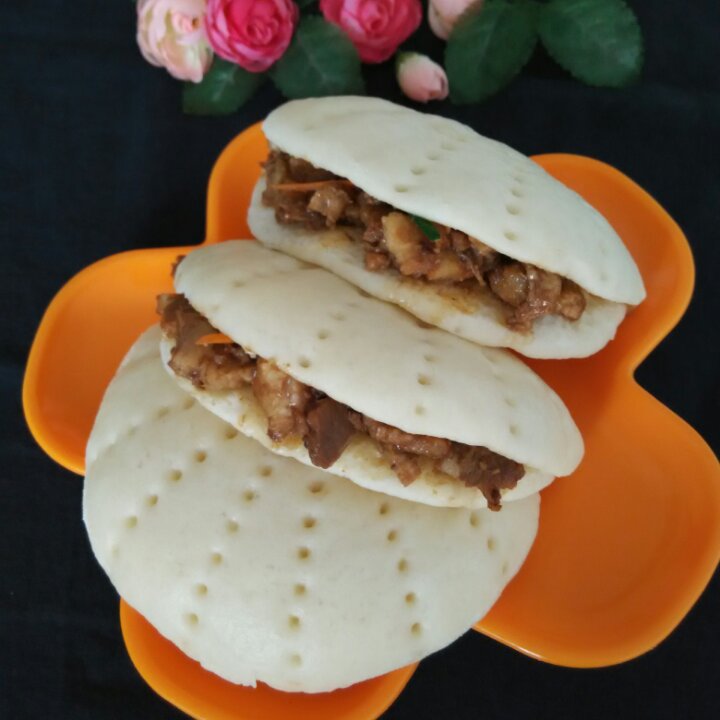 小妮gedn爱厨房做的荷叶饼肉夹馍