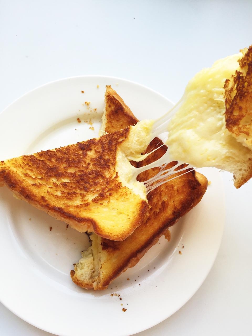 鱼蛋-做的烤芝士三明治(grilled cheese sandwich)