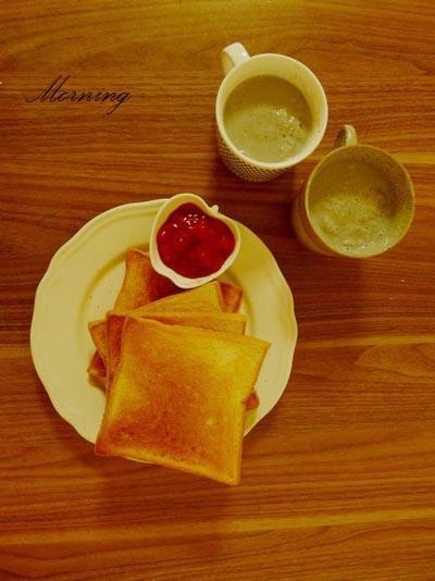 简易早餐：烤切片面包+自制草莓酱+燕麦豆浆的做法