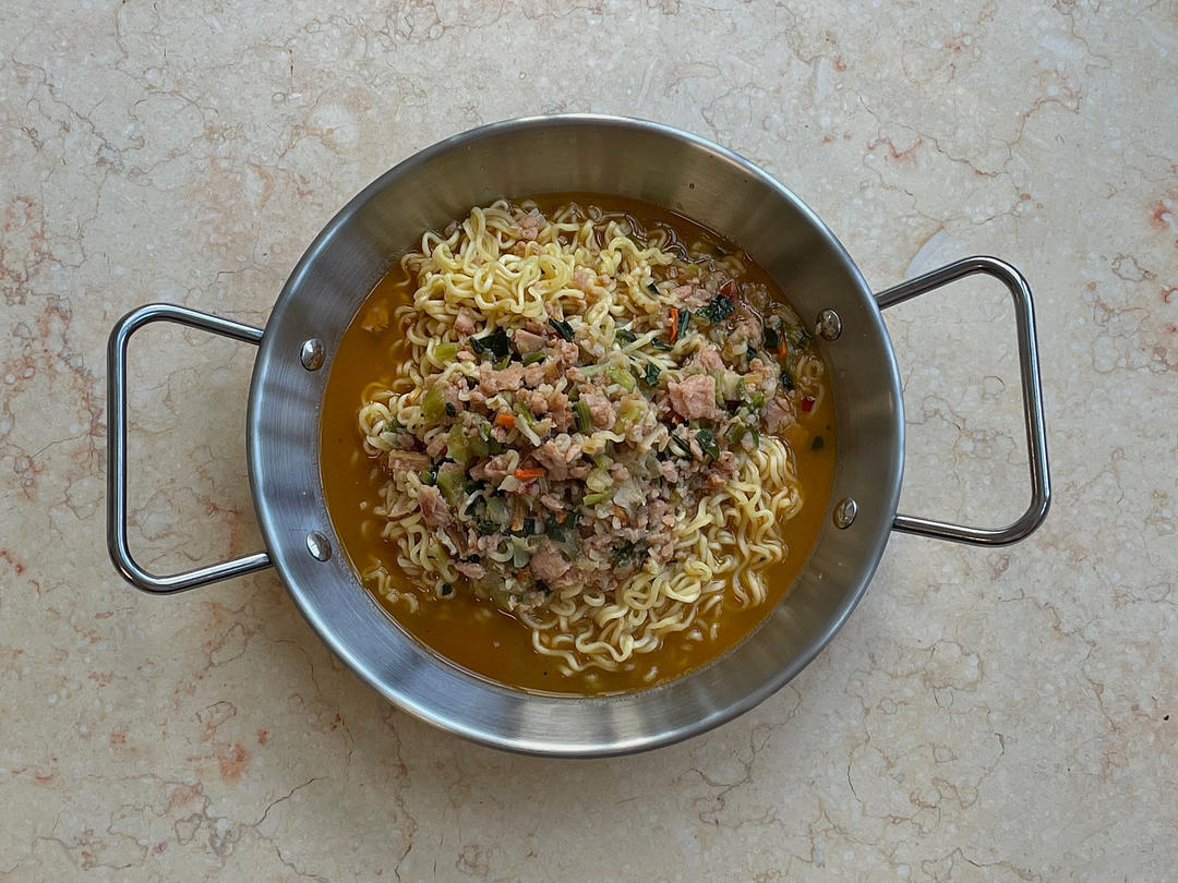 【白钟元的料理秘籍】部队火锅味午餐肉方便面