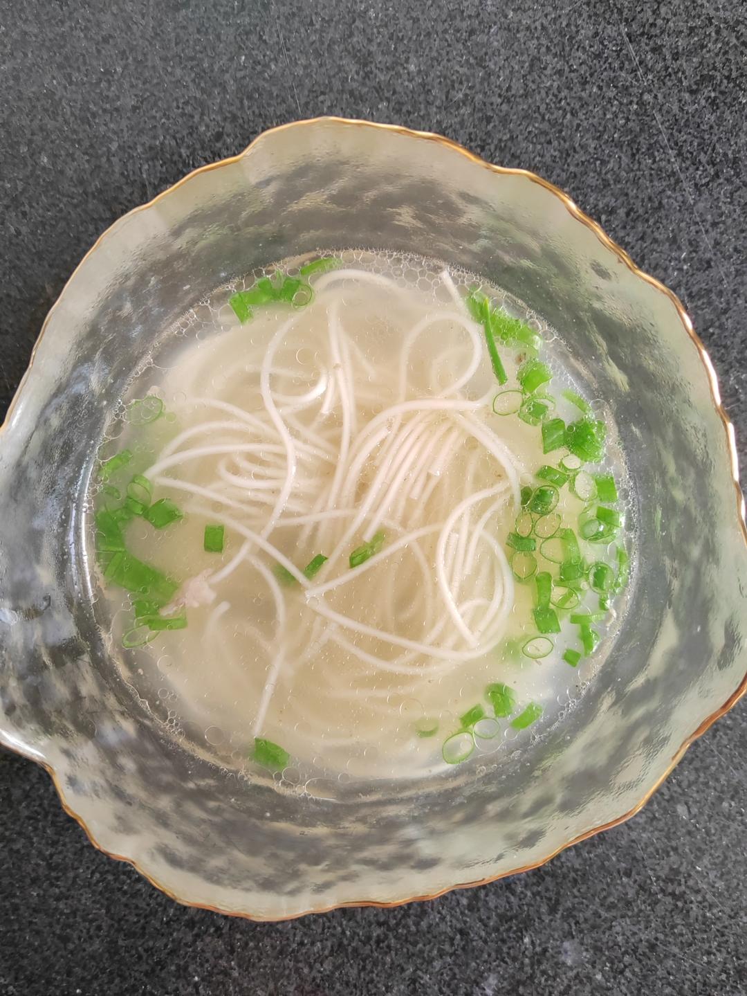 香喷喷的鸡丝汤面。