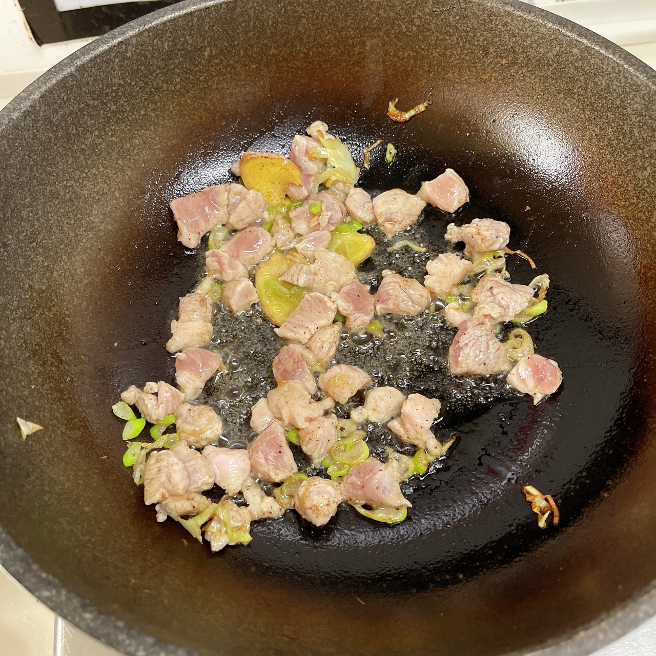 干黄花菜炒肉的做法 步骤1