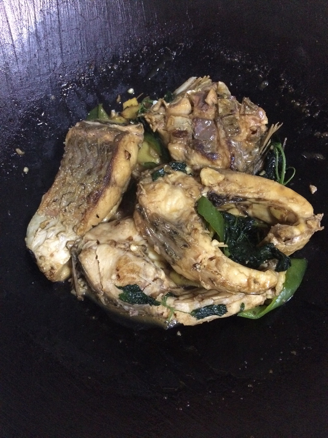 紫苏煮鲤鱼的做法 步骤4