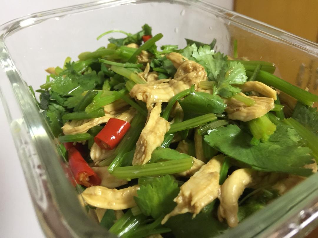 香芹凉拌手撕鸡胸肉 低卡减肥方便快捷~