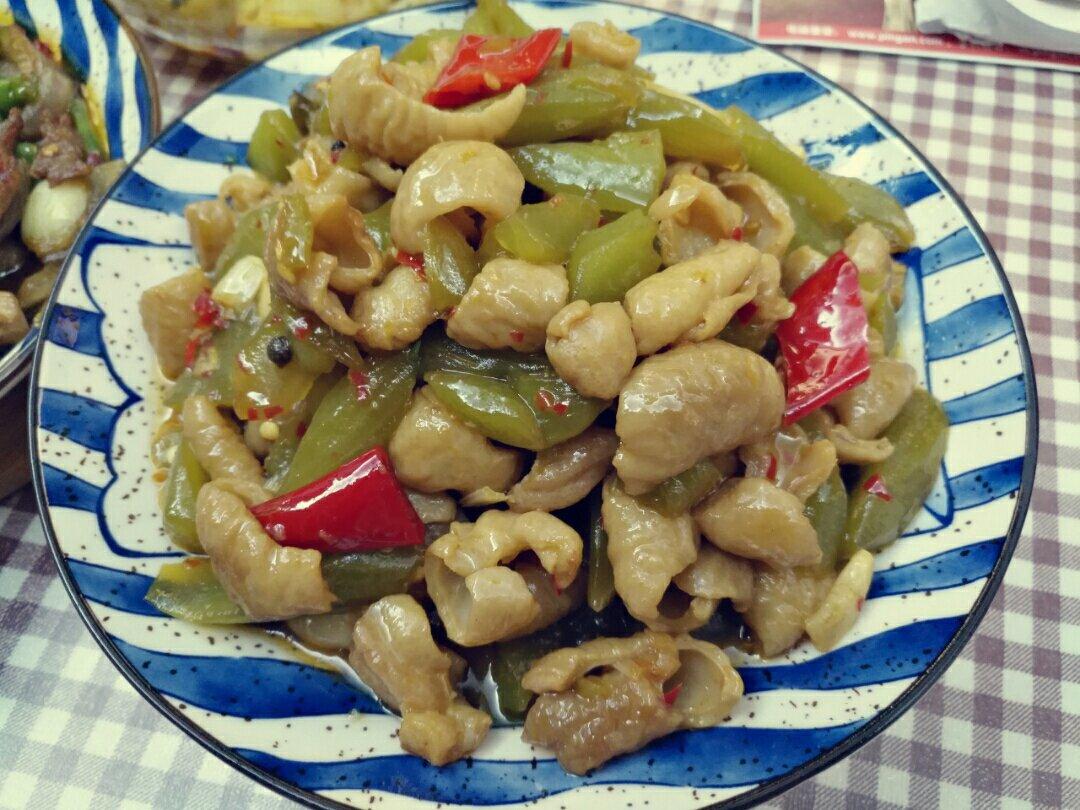 厨师长教你：“青笋烧肥肠”的家常做法，味道香醇软嫩可口