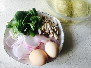 鸡毛菜香菇洋葱鸡蛋炒面的做法 步骤1