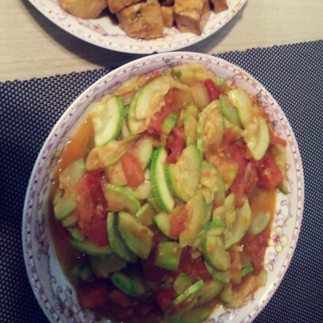 西红柿炒西葫芦