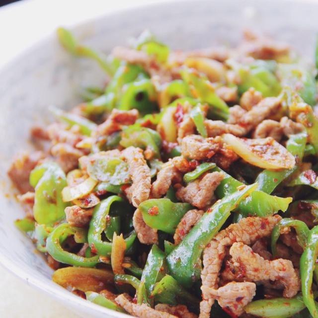 小鸡正在炖蘑菇做的孜然炒肉