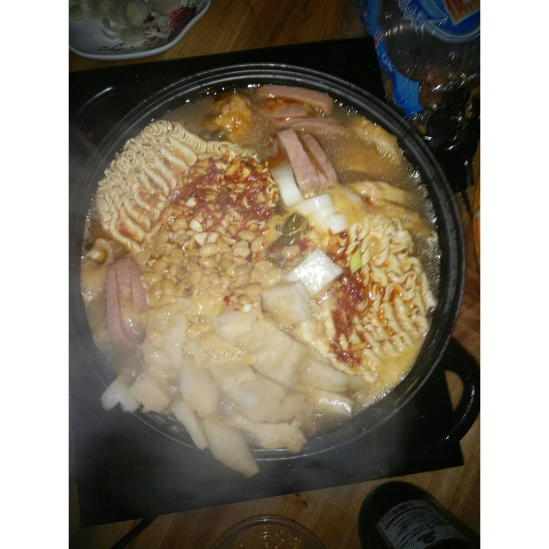 韩式部队锅 Korean Hot Pot (Budae-jjigae)