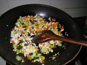 咸蛋白蔬菜丁的做法 步骤5