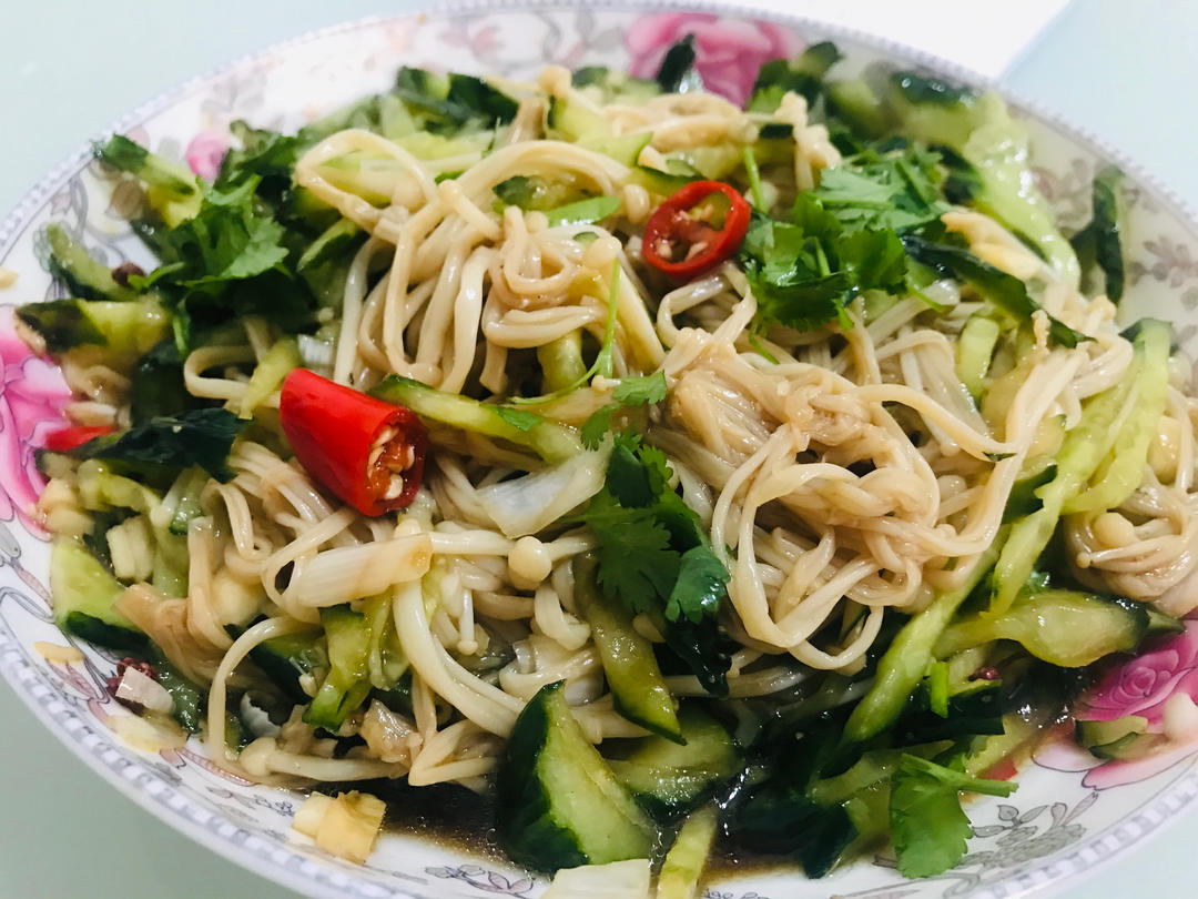 根本停不下来的凉拌金针菇