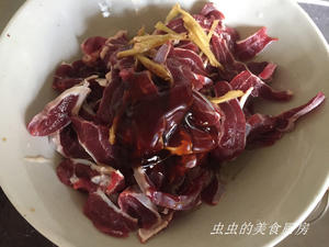 美味下饭的尖椒炒牛肉的做法 步骤2