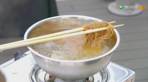 《名厨争锋》谢霆锋创新菜 - 菲式酸汤冷面的做法 步骤4