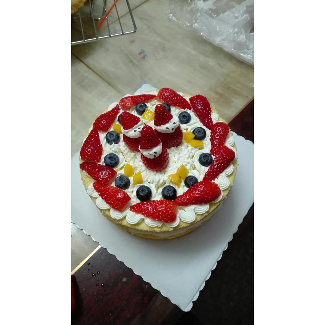 奶油水果装饰蛋糕