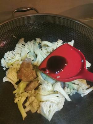 好吃又好做的干锅花菜的做法 步骤8