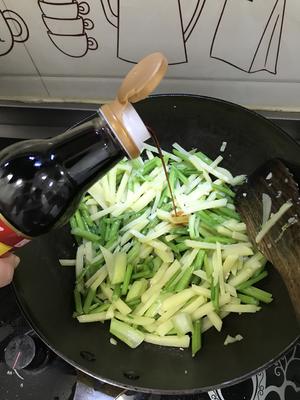 芹菜炒土豆条的做法 步骤6