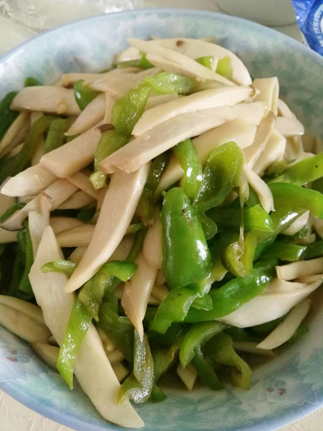 杏鲍菇／鸡腿菇炒青椒的做法
