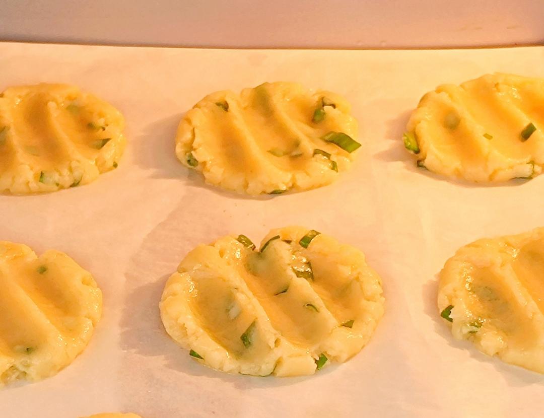 绝对是你吃过最浓郁的葱多多桃酥 葱油桃酥