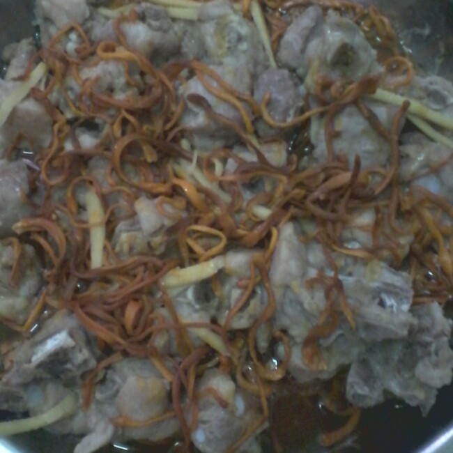 鲜虫草花蒸排骨