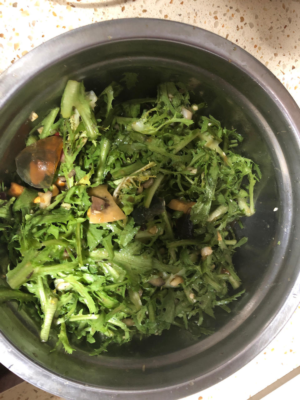 家常凉菜——苦苣拌皮蛋