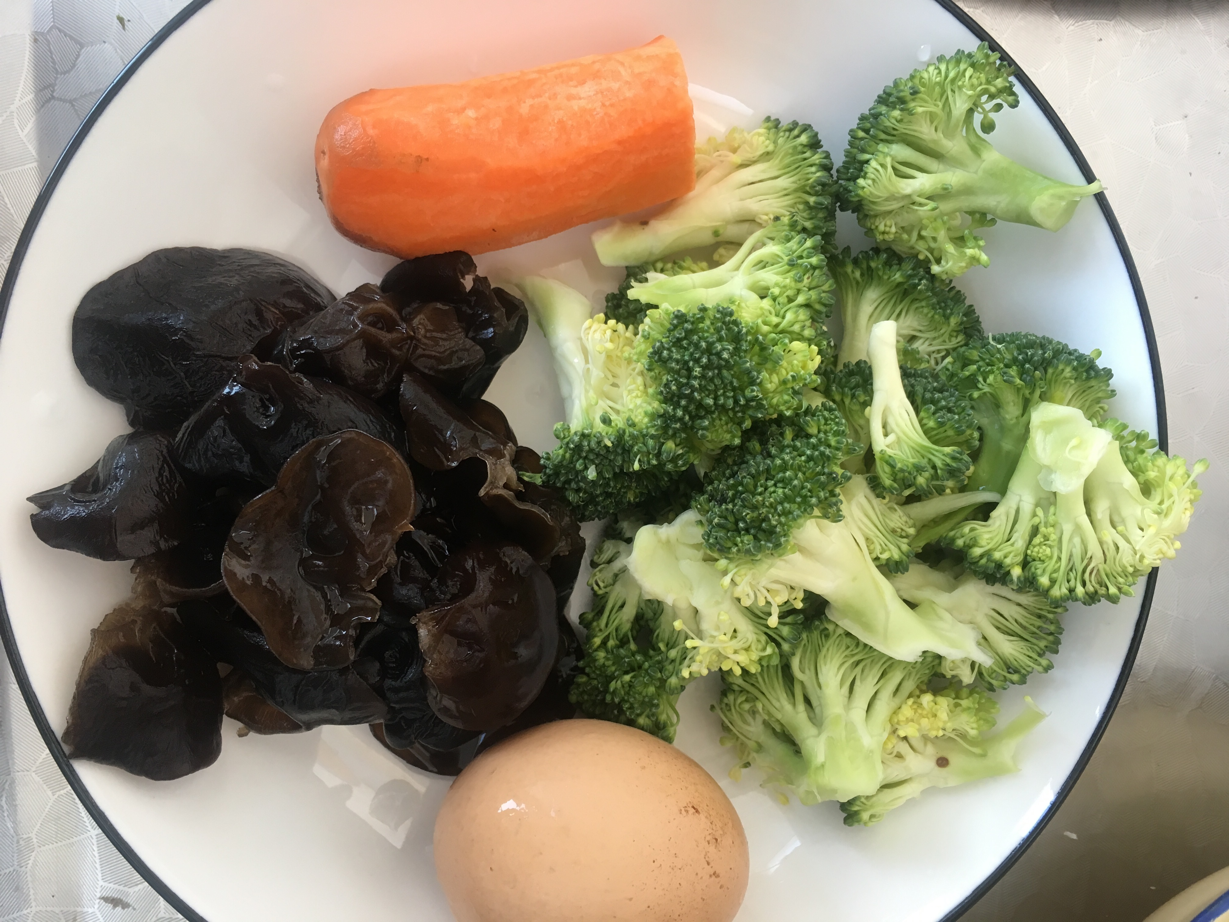 健康低卡家常菜——西兰花木耳炒蛋的做法 步骤1