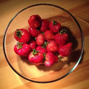 炼乳草莓的做法 步骤1