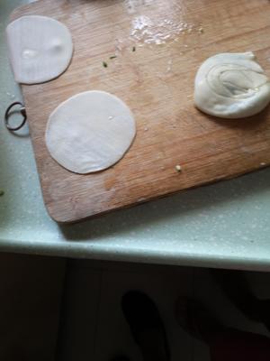 葱油饼饺子皮的做法 步骤1