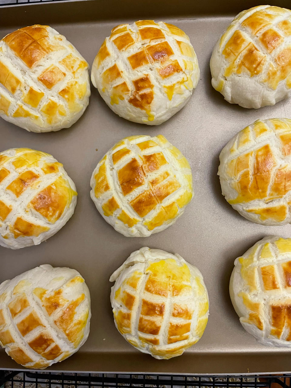 好吃到炸裂的港式菠萝包（附带制作酥皮的小视频）