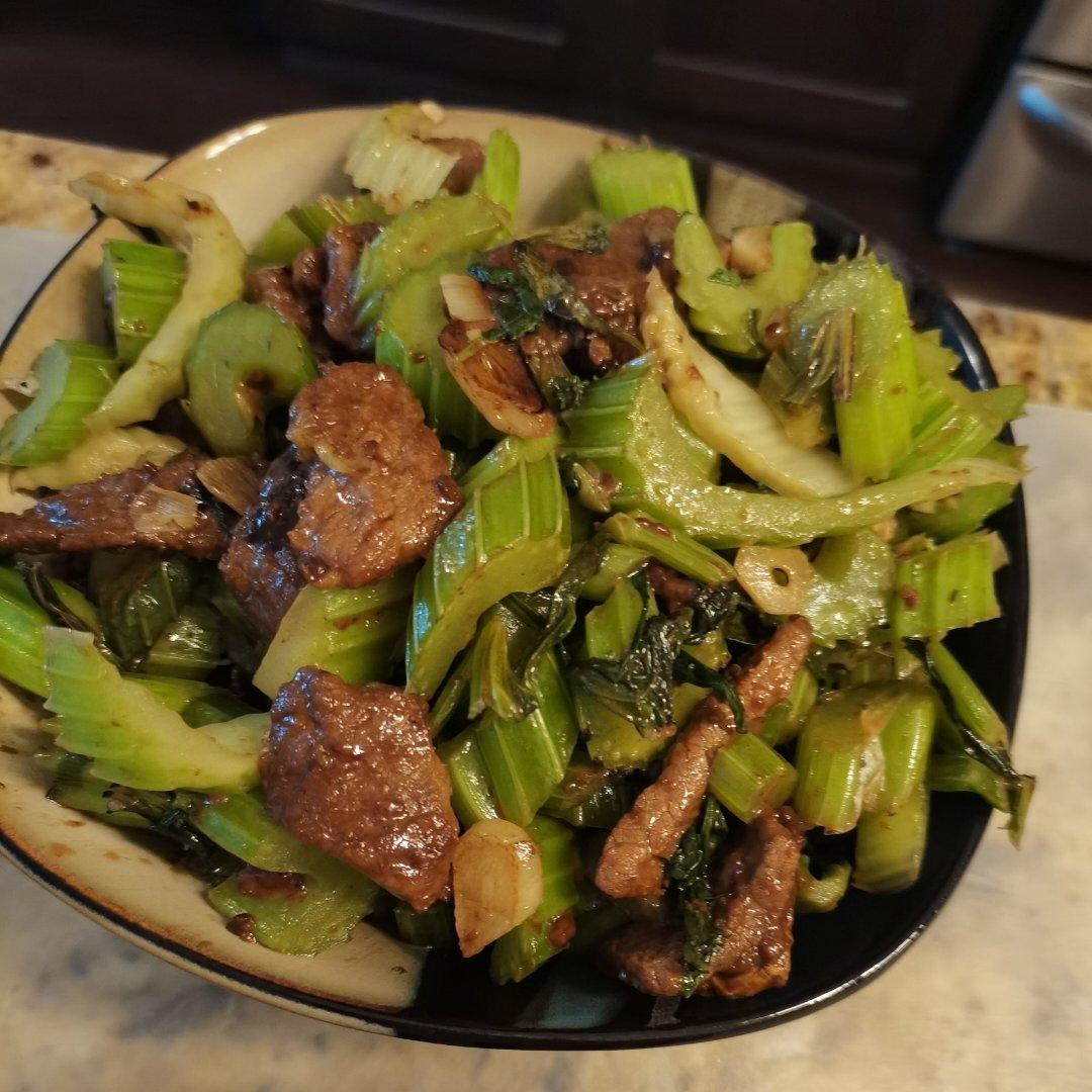 好吃到邻居敲门蹭饭的芹菜炒牛肉！