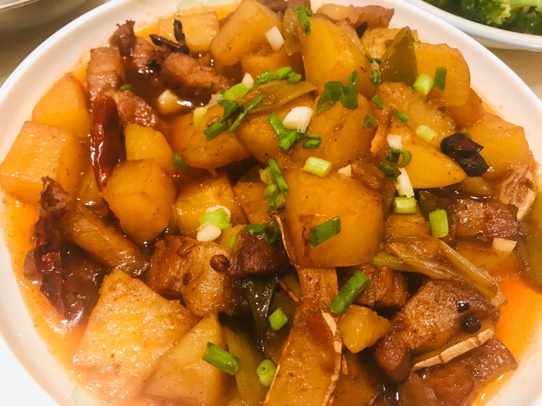 五花肉炖土豆