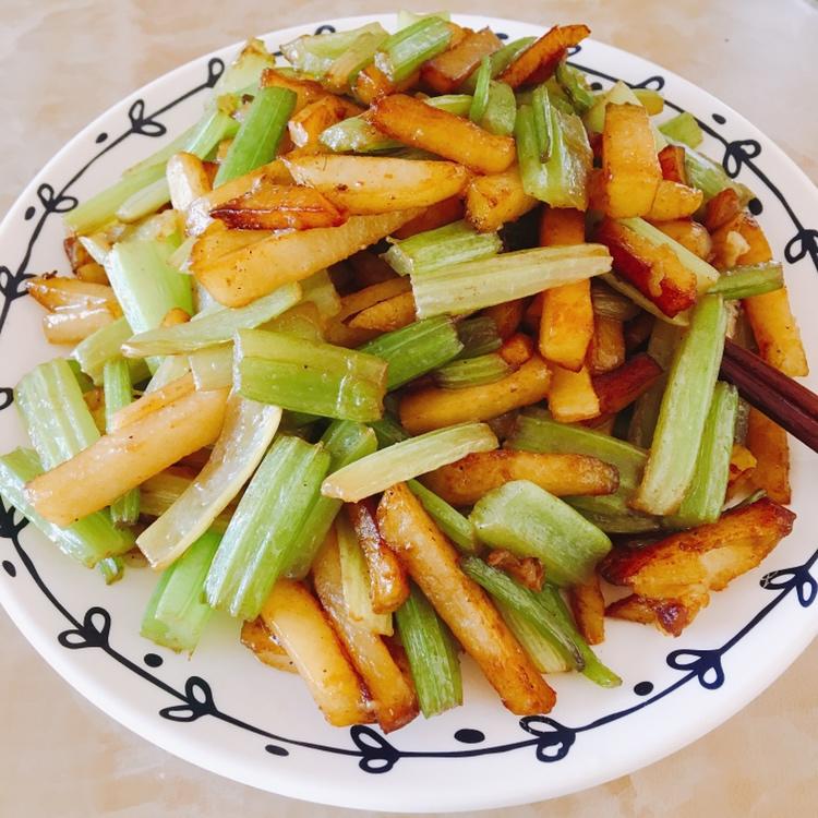 土豆炒芹菜