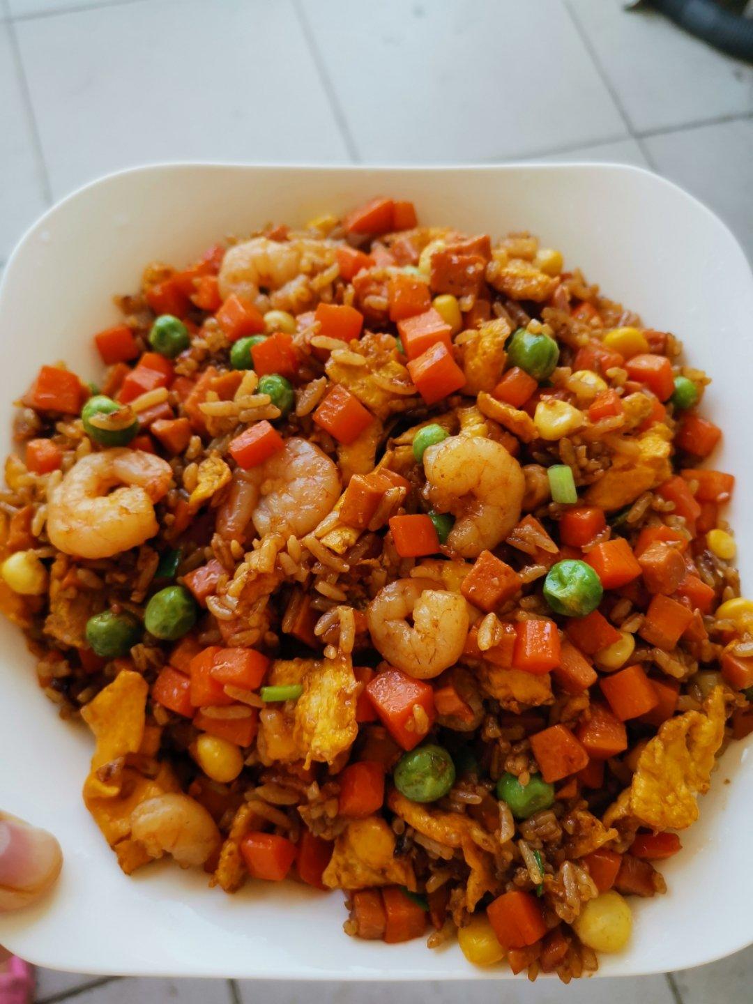 虾仁火腿酱油炒饭