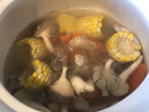 玉米胡萝卜排骨汤的做法 步骤4