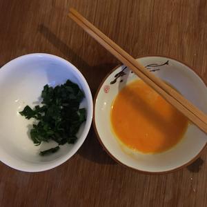 宝宝菠菜蛋黄芙蓉粥的做法 步骤2