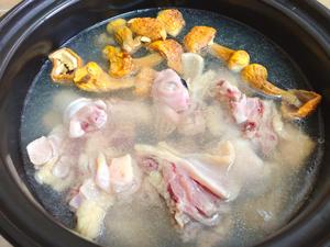 鲍鱼姬松茸煲鸡的做法 步骤3