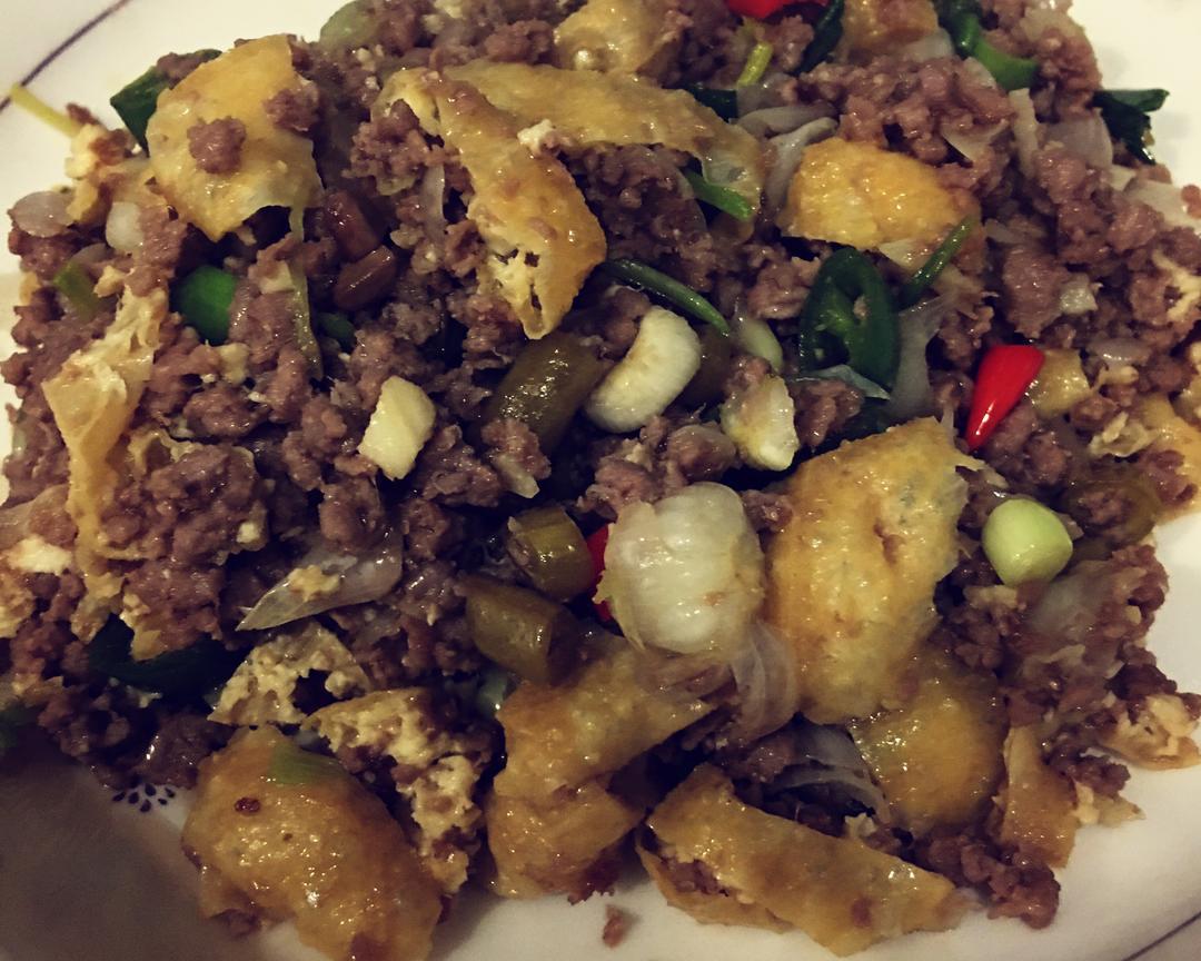 酸豆角牛肉沫油豆腐杂炒的做法 步骤5